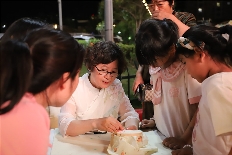 河南开封：“欢乐周末+非遗市集”添彩古都“夜生活”_fororder_《传承》李明茜.JPG