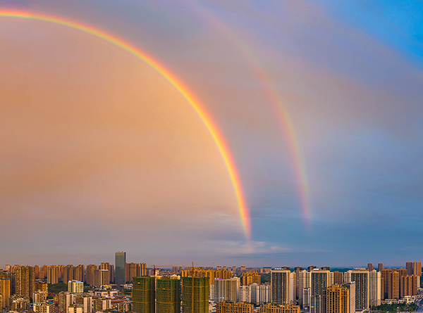 自贡上演“彩虹秀” 绚丽多彩的双彩虹挂天空_fororder_4美丽彩虹（摄影-廖志全）