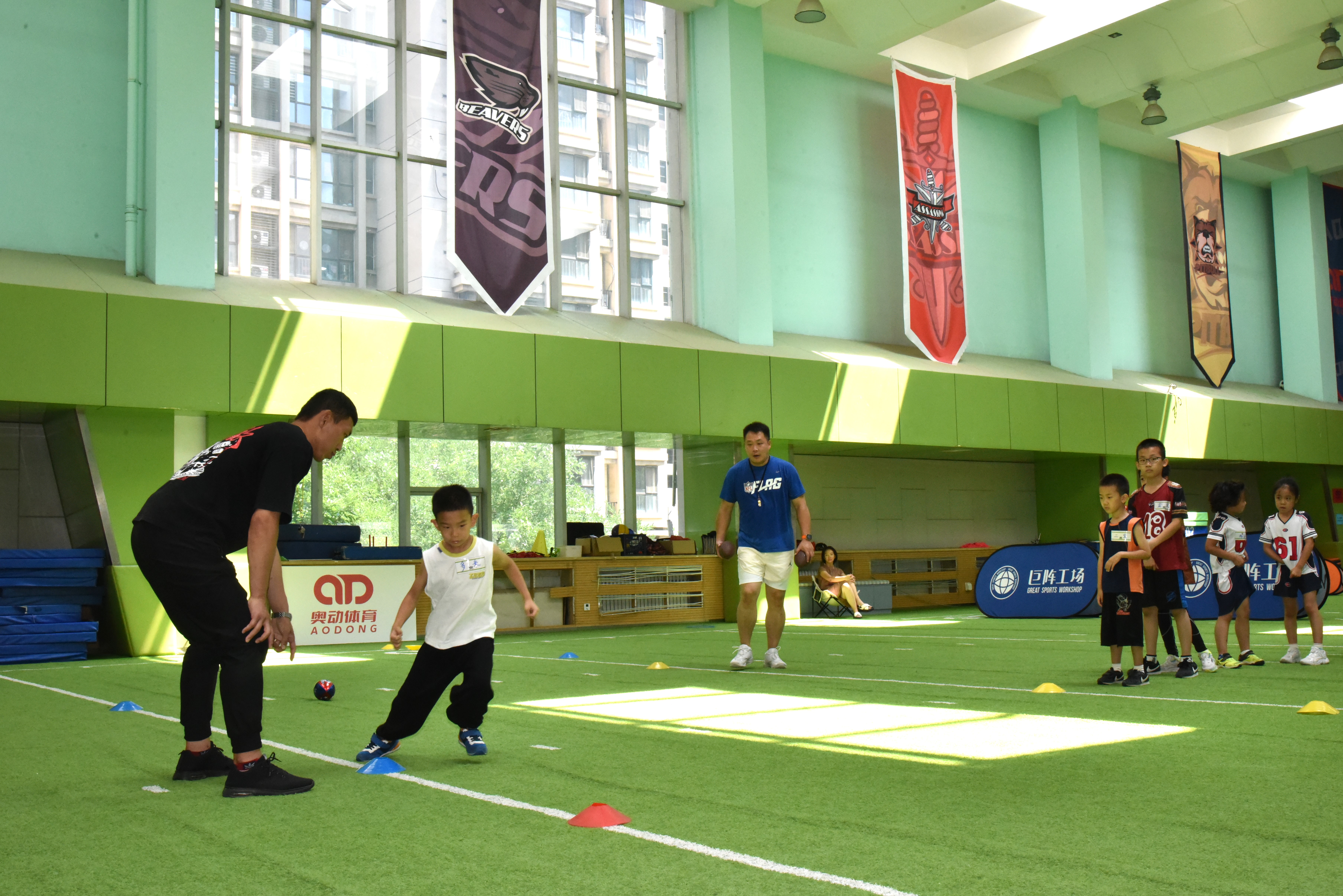 石家庄裕华区：释放青春活力 共享欢乐暑期_fororder_教练指导孩子们橄榄球训练1.JPG