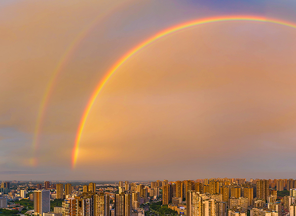 自贡上演彩虹秀绚丽多彩的双彩虹挂天空