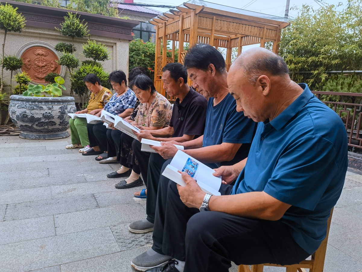 图片默认标题_fororder_村民们认真学习党的理论思想 摄影 赵月