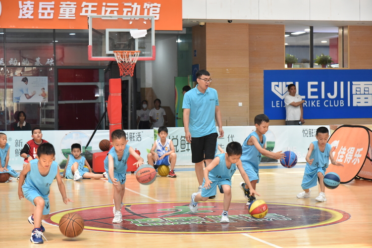 石家庄裕华区：释放青春活力 共享欢乐暑期_fororder_孩子们进行篮球训练2.JPG