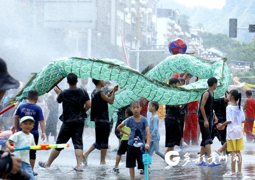 清凉度夏！施秉“玩水龙”活动吸引上万游客