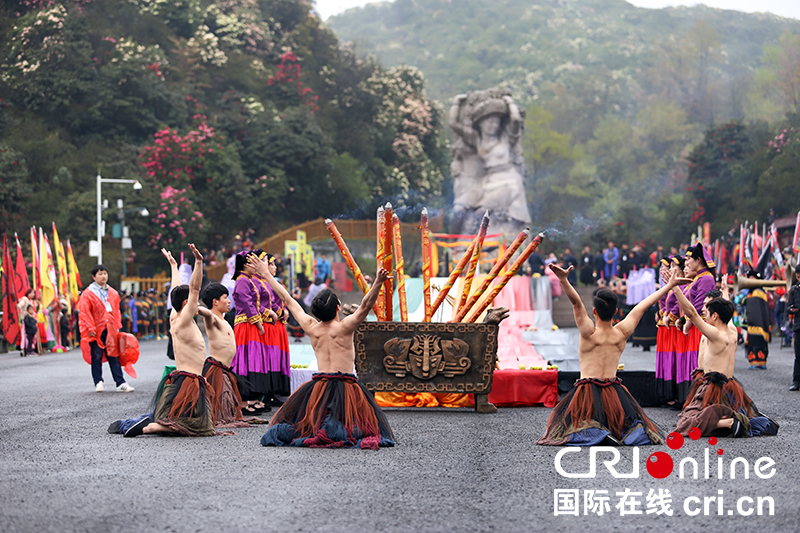 (已过审/焦点图)贵州百里杜鹃举行神秘的彝族“祭花神”仪式