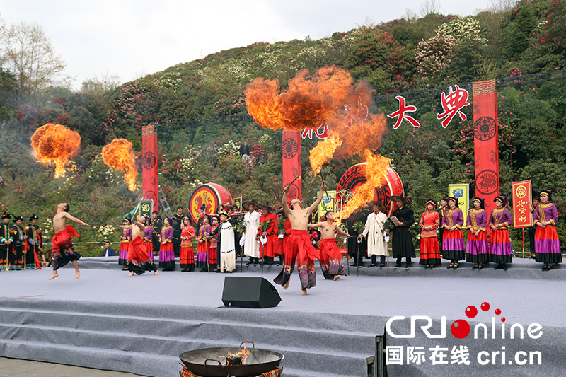 (已过审/焦点图)贵州百里杜鹃举行神秘的彝族“祭花神”仪式