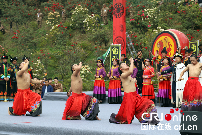 (已过审/焦点图)贵州百里杜鹃举行神秘的彝族“祭花神”仪式