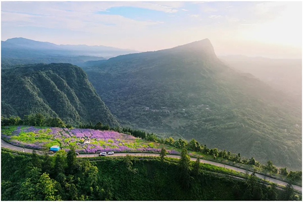 雅安海子山紫气升腾清凉一夏