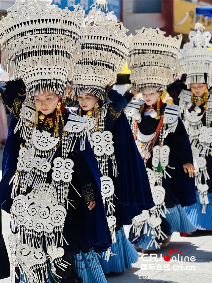 壮观！布拖县举行彝族火把节银饰、服饰展演 展浓厚民族文化风情_fororder___172.100.100.3_temp_9500027_1_9500027_1_6016_6af8c85a-443a-45ca-8318-712a746ab254