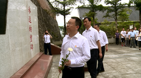 珙县县委书记叶盛(前一)向烈士敬献鲜花上午十时,珙县240余名领导干部