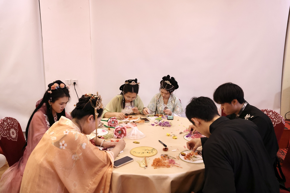 图片默认标题_fororder_巾帼巧手制作团扇中 摄影 郝磊晶