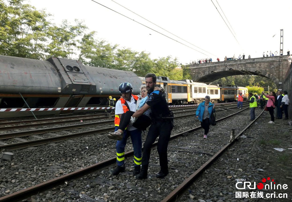 西班牙列車脫軌至少4人死亡組圖