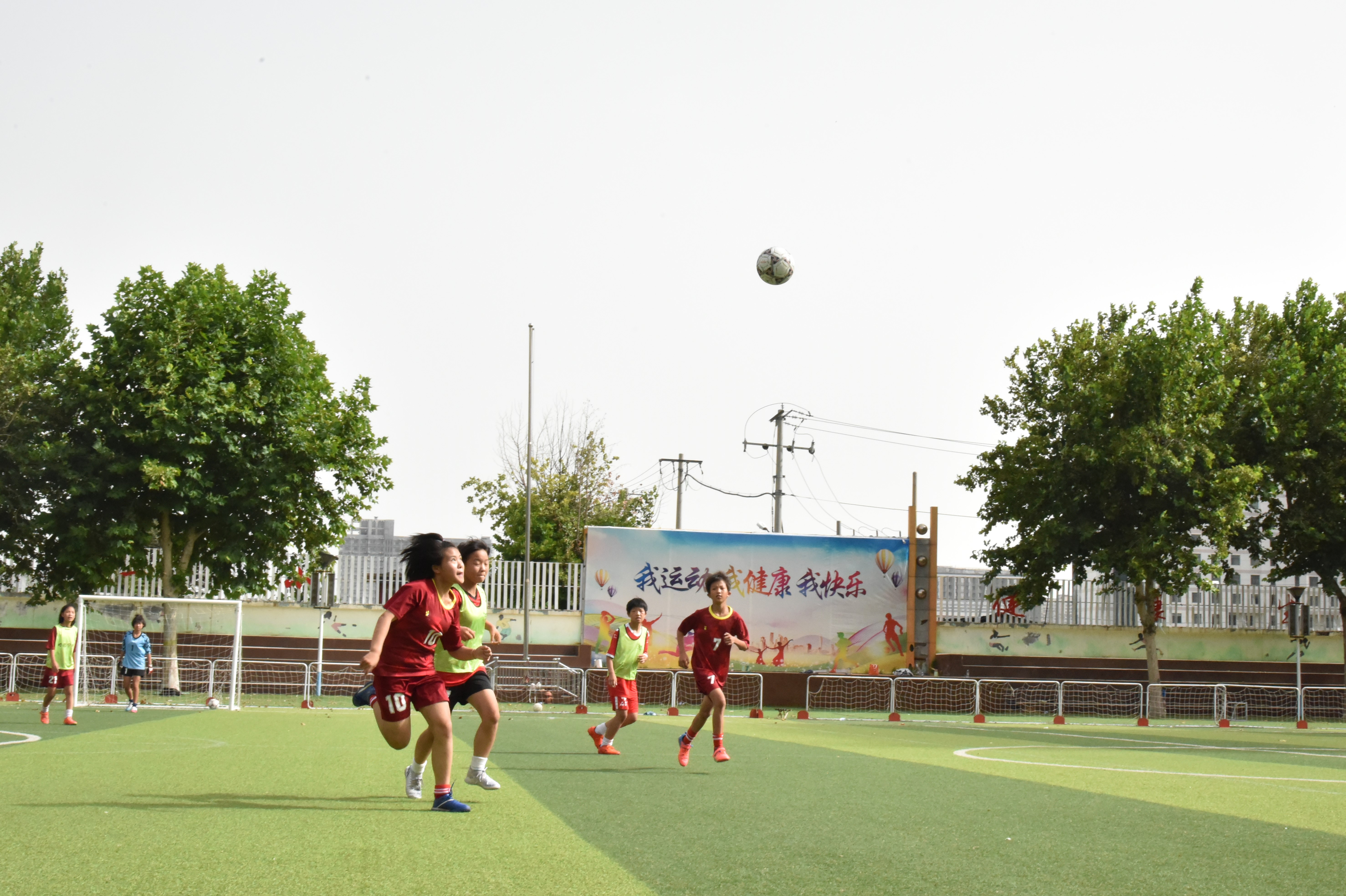 （原创）石家庄市裕华区：绿茵传递梦想 拼搏舞动青春_fororder_学生们在球场上挥洒汗水1.JPG