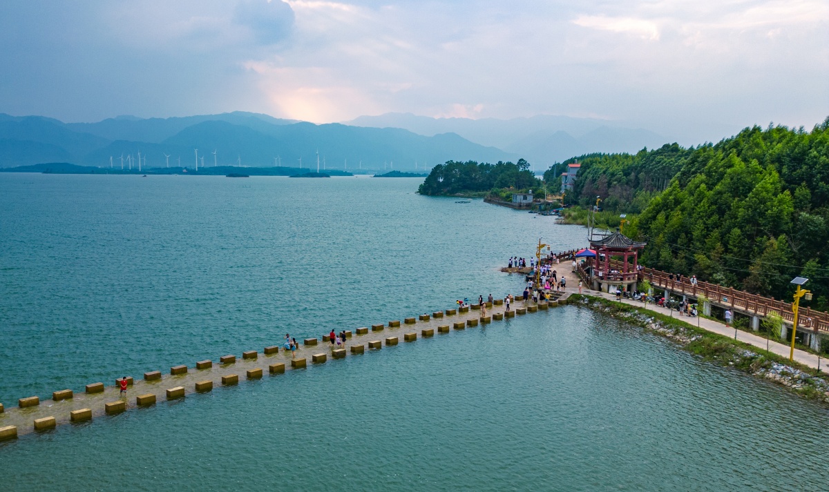 广西：列车飞驰乡村美如画