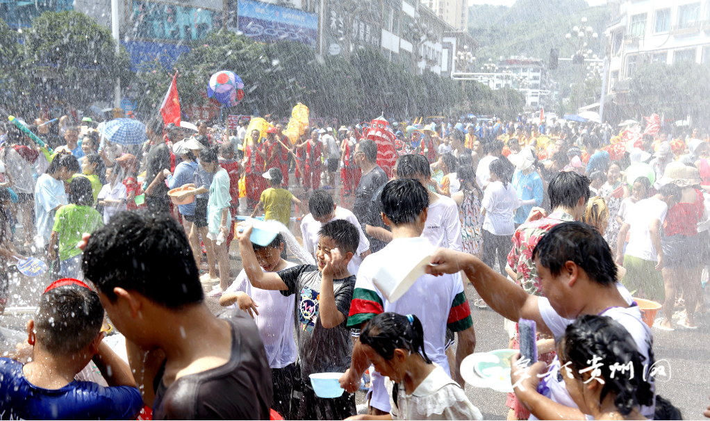 清凉度夏！施秉“玩水龙”活动吸引上万游客