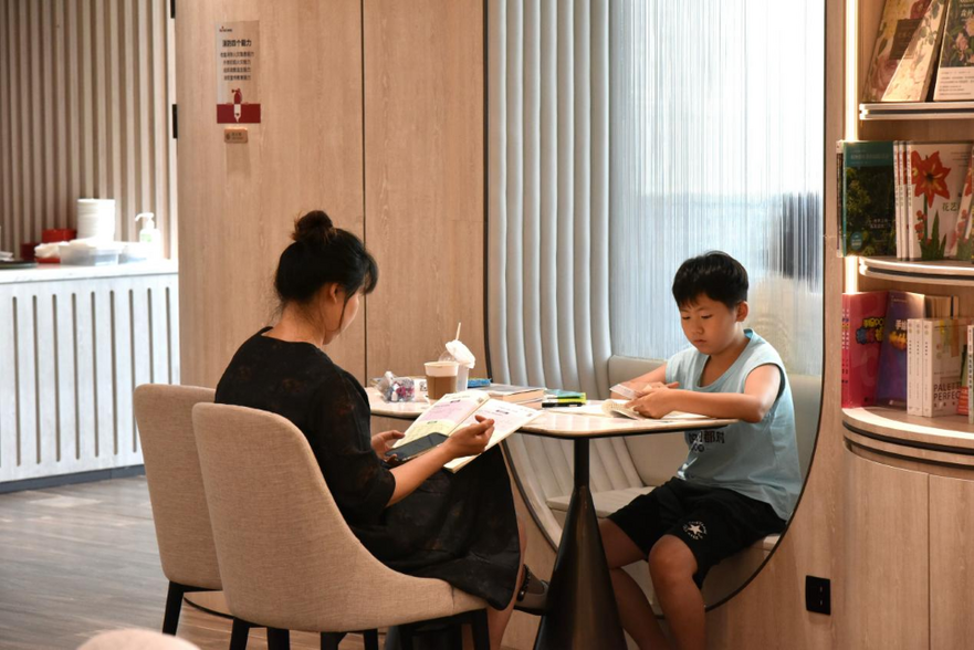 Rise in Visitors to Bookstores and Reading Areas in Shijiazhuang's Yuhua District During Summer Vacation_fororder_图片7