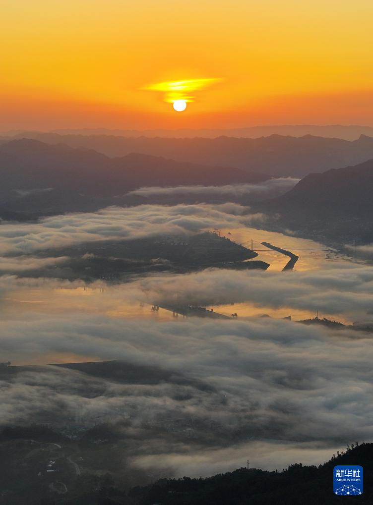 湖北宜昌：三峽日出景如畫