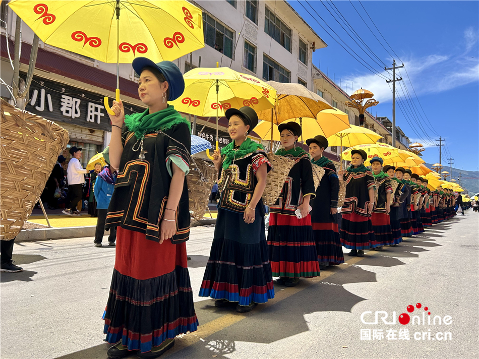 壮观！布拖县举行彝族火把节银饰、服饰展演 展浓厚民族文化风情_fororder___172.100.100.3_temp_9500027_1_9500027_1_6016_00ba8376-9c00-47a7-ba5c-0764f5e3579d