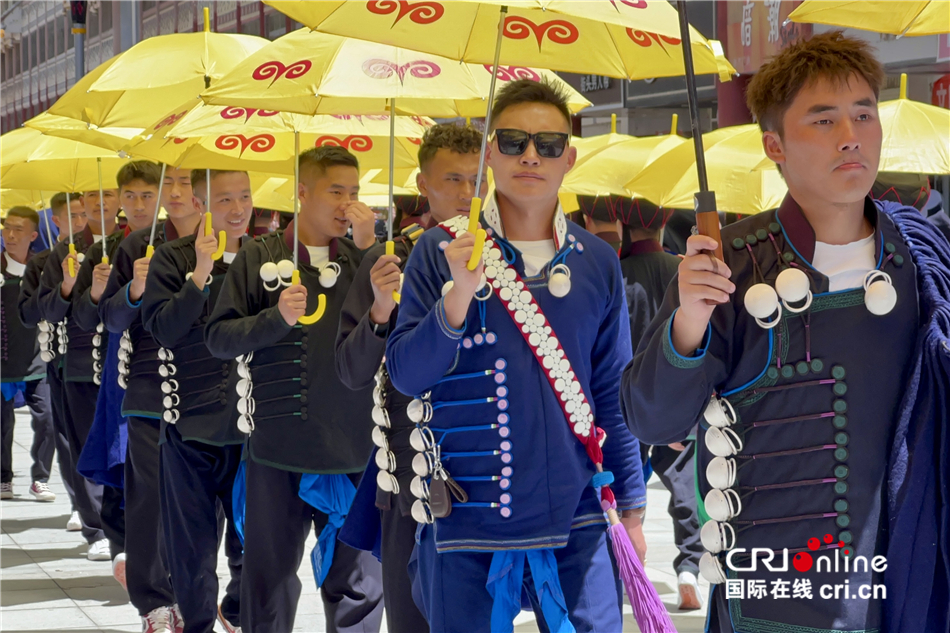 壮观！布拖县举行彝族火把节银饰、服饰展演 展浓厚民族文化风情_fororder___172.100.100.3_temp_9500027_1_9500027_1_6016_46bbf5e3-9d63-4ab5-9b33-6b8b6cfc4659