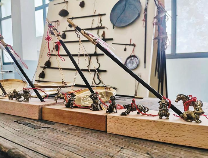 秦渡街道有个木杆秤“博物馆”  十二生肖微型秤“称”起民俗文化与美好祝福_fororder_微信图片_20230725085601