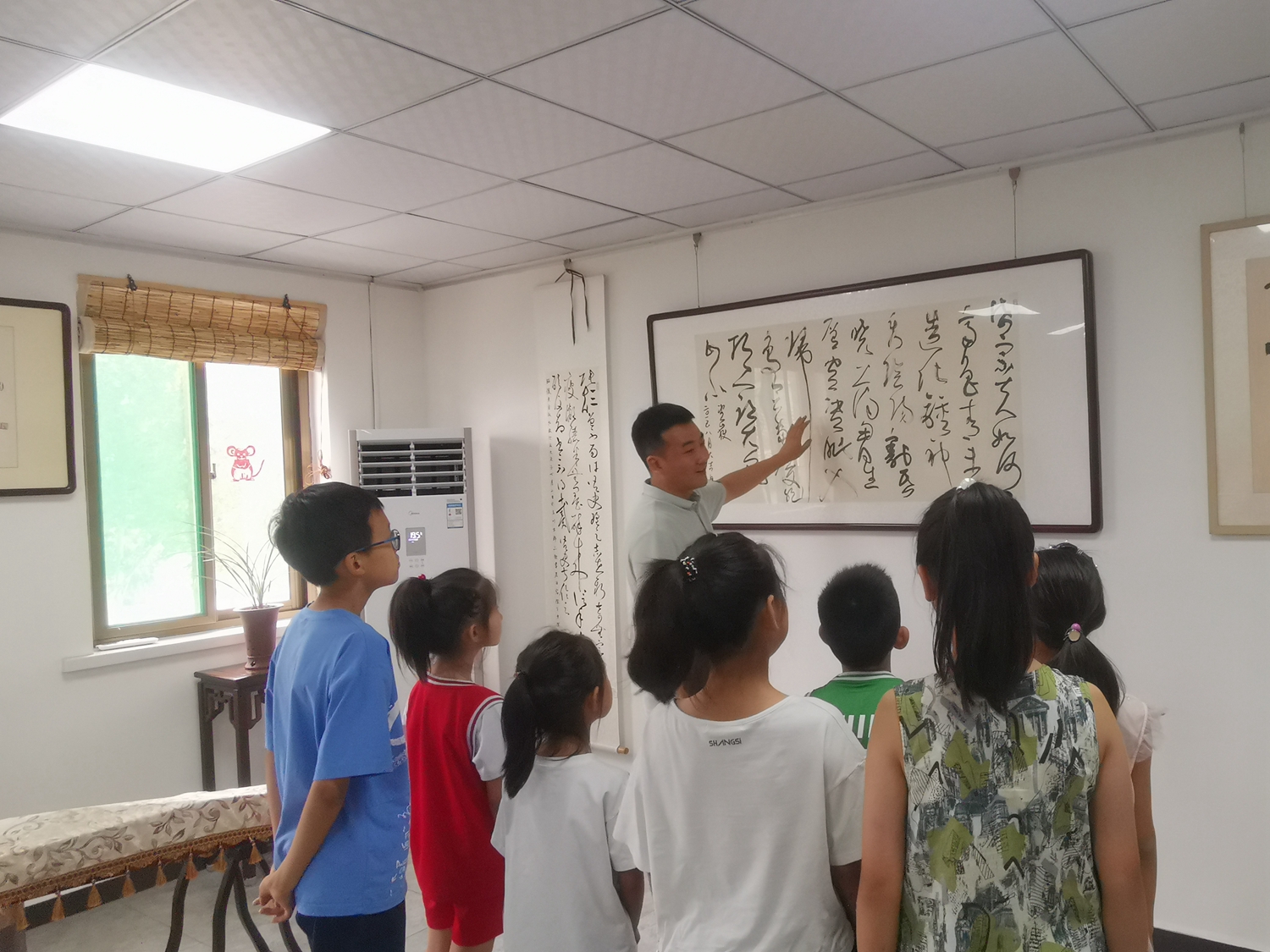 图片默认标题_fororder_为学生展示书法作品 摄影 杨东升