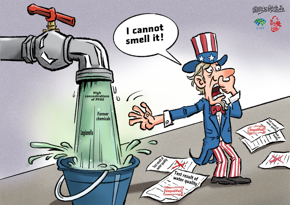 【Editorial Cartoon】I cannot smell it when I pinch my nose._fororder_聞不出來(英）