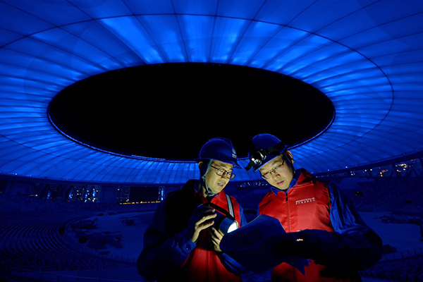 四川：成都大运会供电进入赛时保障阶段_fororder_国网四川电力员工在东安湖体育公园主体育场开展场馆末端负荷溯源工作-供图-陈翔[1]