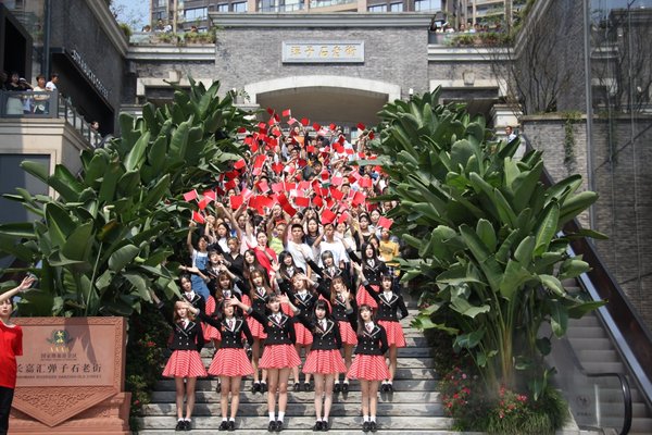 “重庆骄傲”--继灯光大秀后 弹子石老街上演超燃赞歌快闪