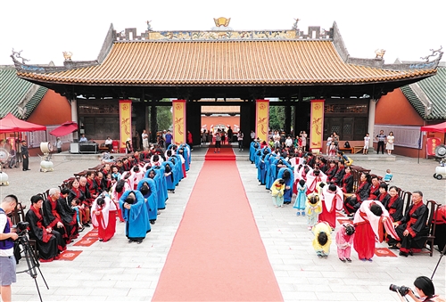 穿汉服行跪拜礼 感受敬老传统文化  南宁孔庙博物馆举行百人敬老礼活动 36组家庭向长辈献祝福