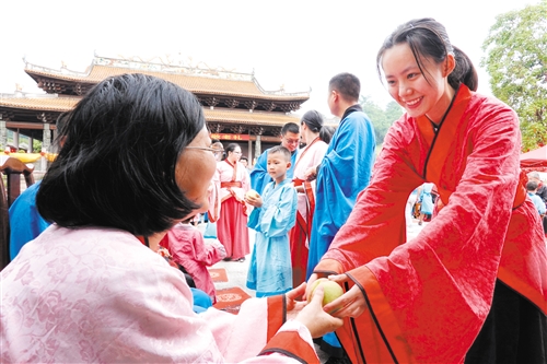 穿汉服行跪拜礼 感受敬老传统文化  南宁孔庙博物馆举行百人敬老礼活动 36组家庭向长辈献祝福