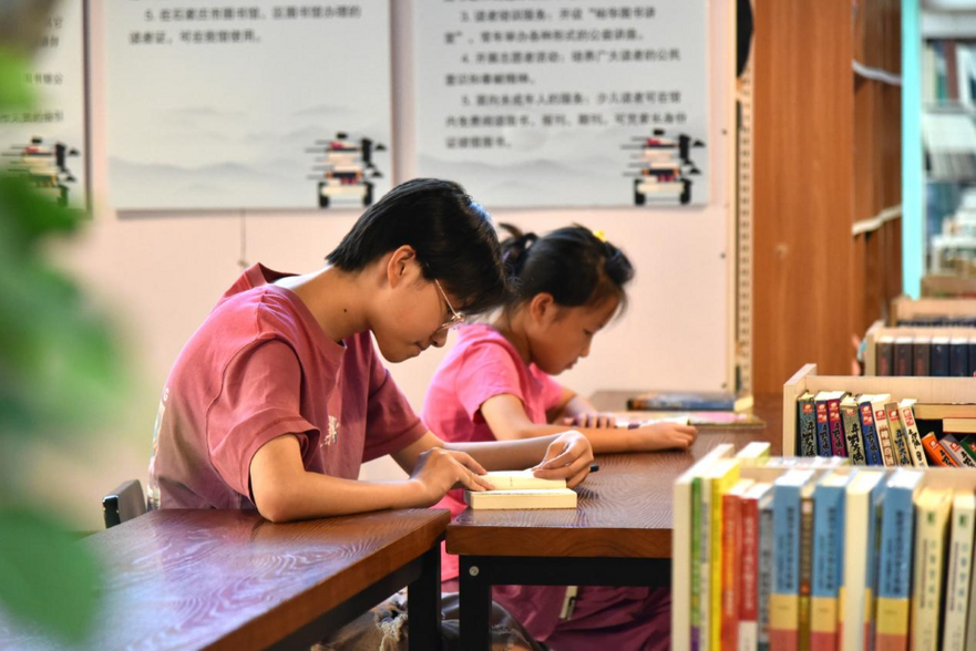 Rise in Visitors to Bookstores and Reading Areas in Shijiazhuang's Yuhua District During Summer Vacation_fororder_图片1