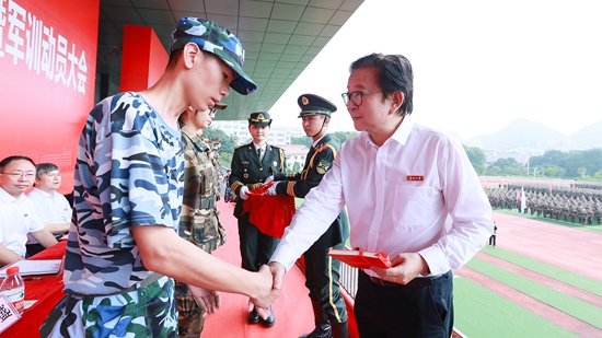 贵州大学举行2023级新生开学典礼暨军训动员大会_fororder_2023.08.22 新生开学典礼暨军训动员大会 刘洋 钟奎摄-开笔礼