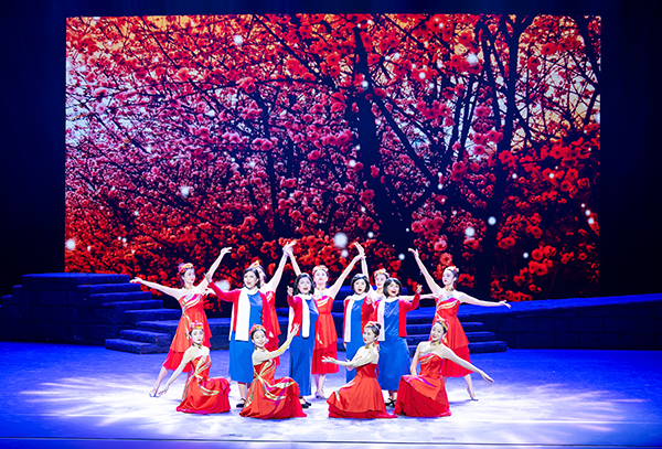 缅怀革命英烈 自贡市举行纪念江竹筠烈士诞辰103周年文艺演出_fororder_4演出现场（摄影-廖志全）