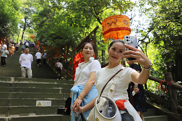 眉山丹棱：老峨山“六月六”朝山会吸引八方游客来朝_fororder_游客拍照留念--摄影-彭川