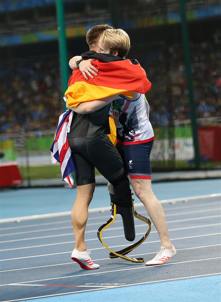 金牌得主,英国选手皮科克(右)与铜牌得主,德国选手施特伦格拥抱致意