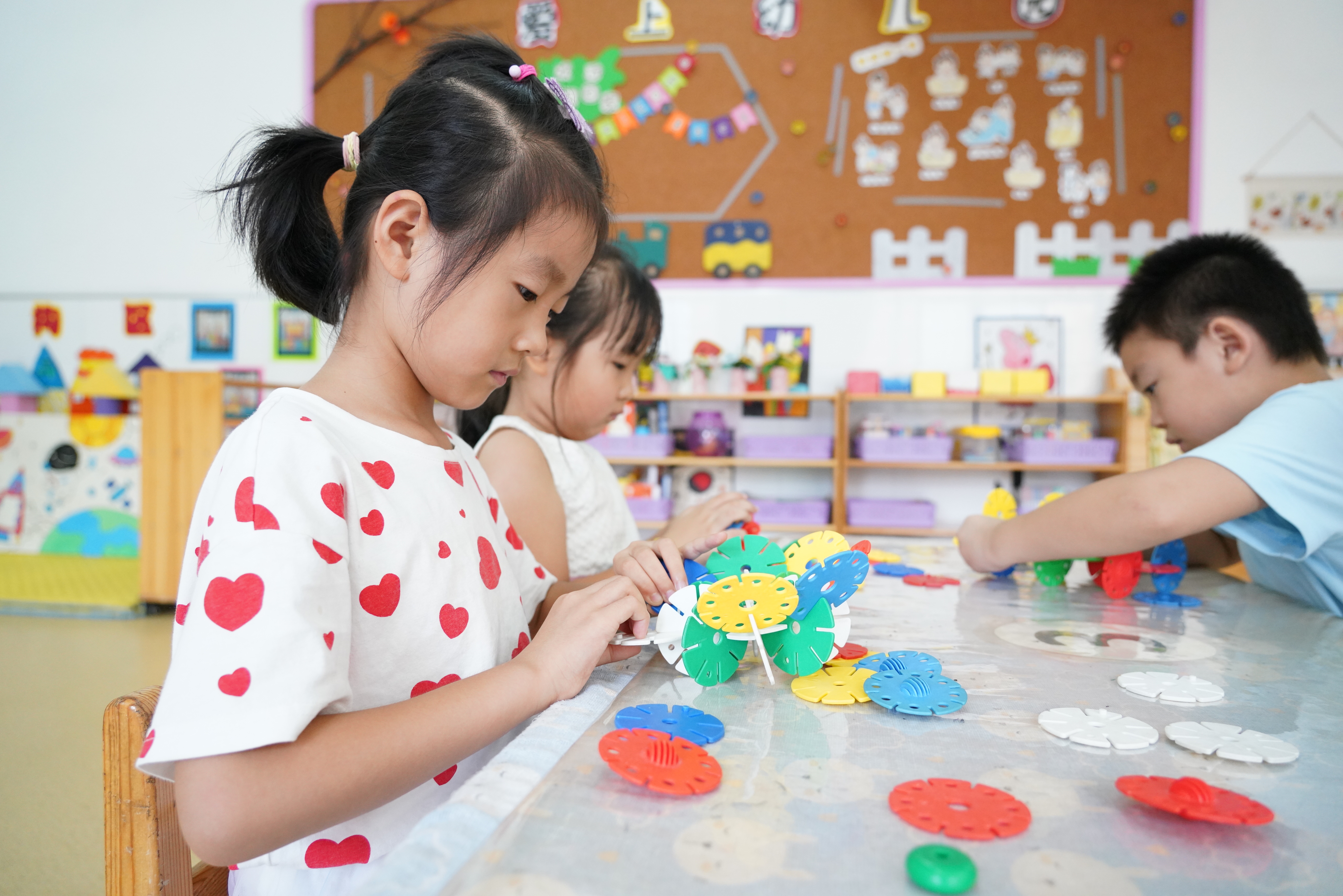 图片默认标题_fororder_图2为：7月26日，唐山市开平区一幼儿园暑期班开展丰富多彩的教学娱乐活动。何川摄.JPG
