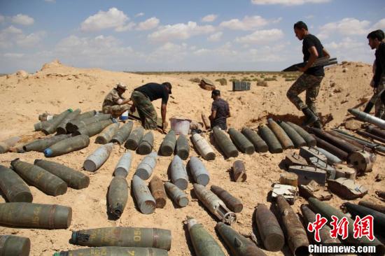 利比亚政府军销毁极端组织遗留炮弹