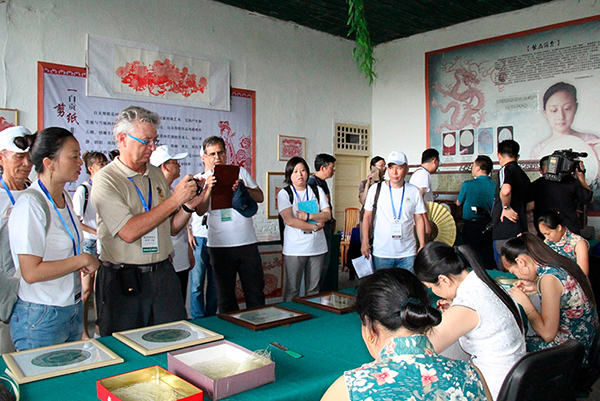 自貢貢井區：活力澎湃鄉野間 艾葉鎮六房村打造鄉村旅遊“好風景”_fororder_國外友人參觀“小三絕”