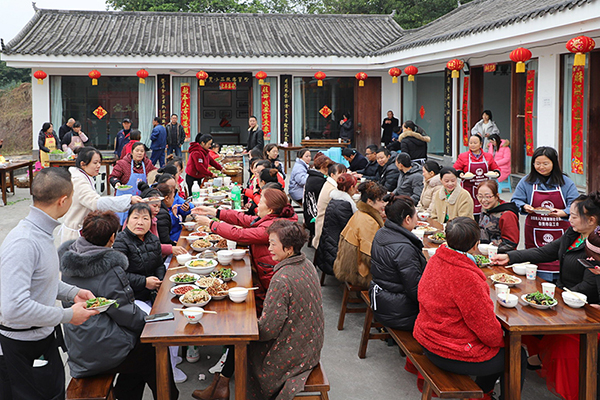 自貢貢井區：活力澎湃鄉野間 艾葉鎮六房村打造鄉村旅遊“好風景”_fororder_六房村的長桌宴
