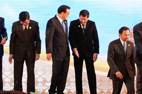 東亞峰會上的“強”式外交