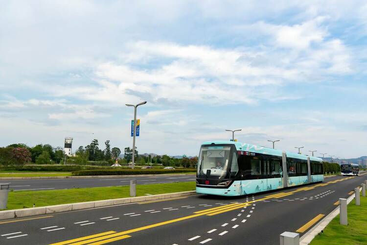 智轨列车再次亮相成都直通大运会主场馆26日起载客试跑