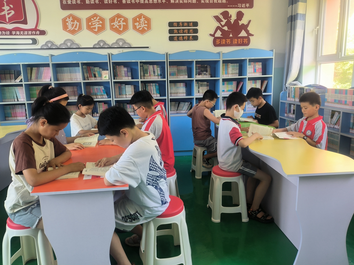 图片默认标题_fororder_学生们围坐在一起阅读 摄影 何新娟