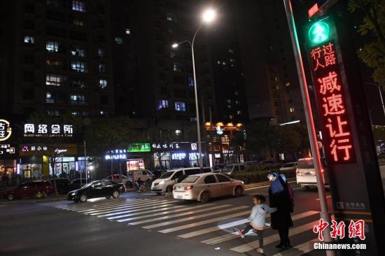 中国警方“加码”治理机动车不礼让斑马线违法行为