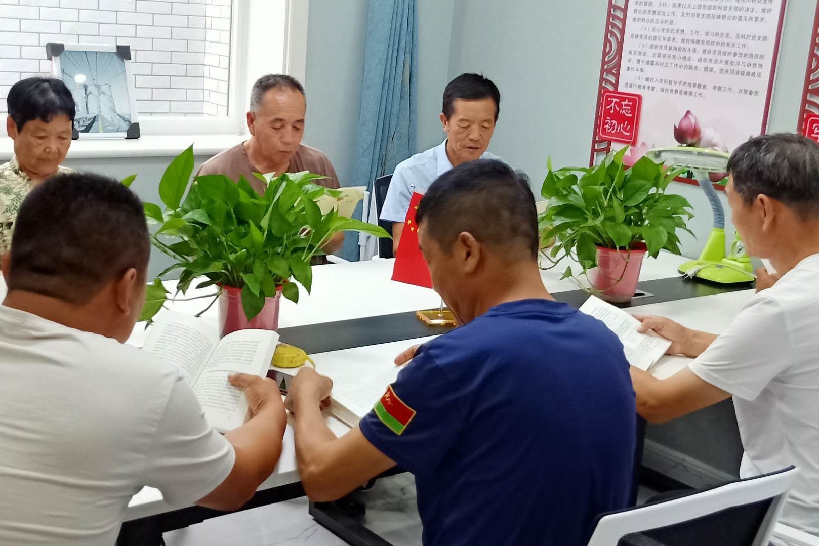 保定徐水区：基层支部“充电” 乡村振兴“提速”_fororder_商平庄村干部党员每周定期“充电”。周苗苗 摄影