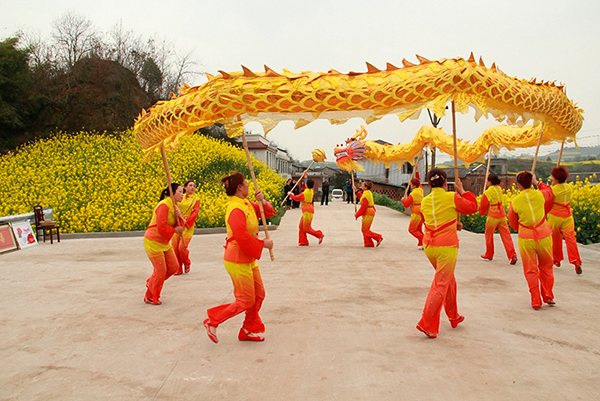 自貢貢井區：活力澎湃鄉野間 艾葉鎮六房村打造鄉村旅遊“好風景”_fororder_鬧元宵民俗文化活動