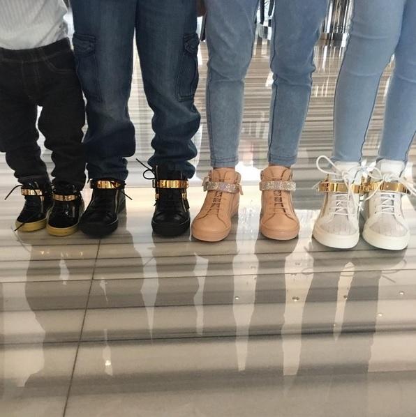 闊太徐子淇曬4名子女近照：排排站是要分果果？_娛樂_騰訊網