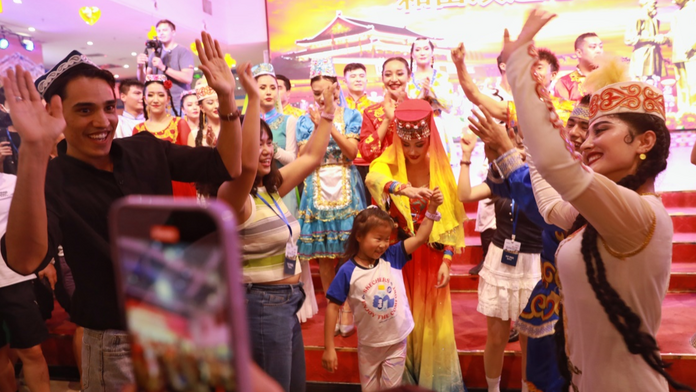 【2023打卡中国】外国网红游新疆：聆听和田多彩“交响乐”（组图）