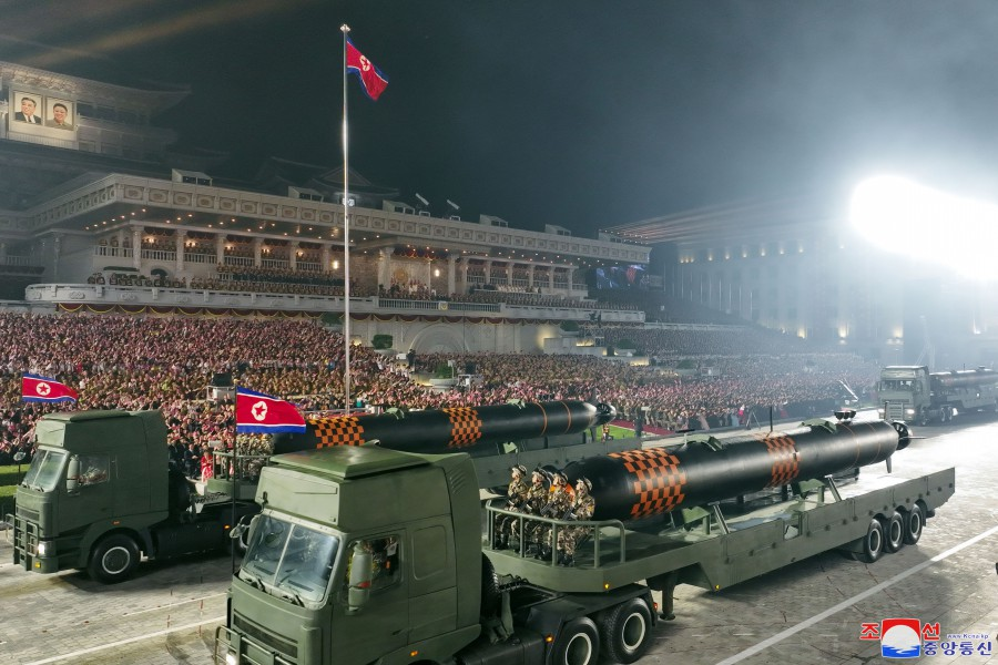 外媒：朝鲜夜间阅兵展示新型武器装备，包括新型洲际弹道导弹及无人机