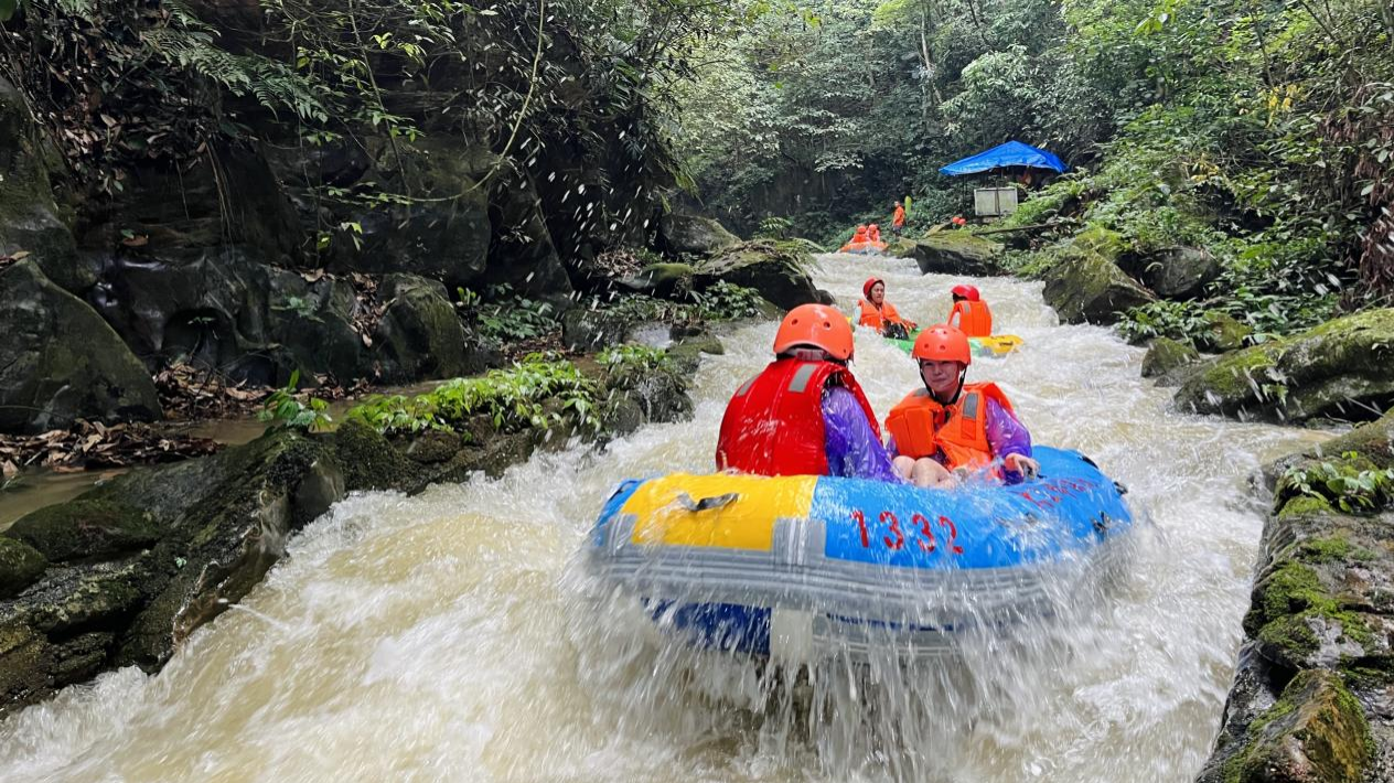 廣西百色:中伏消暑遊樂正當時 遊客穿越原始森林漂流覓清涼