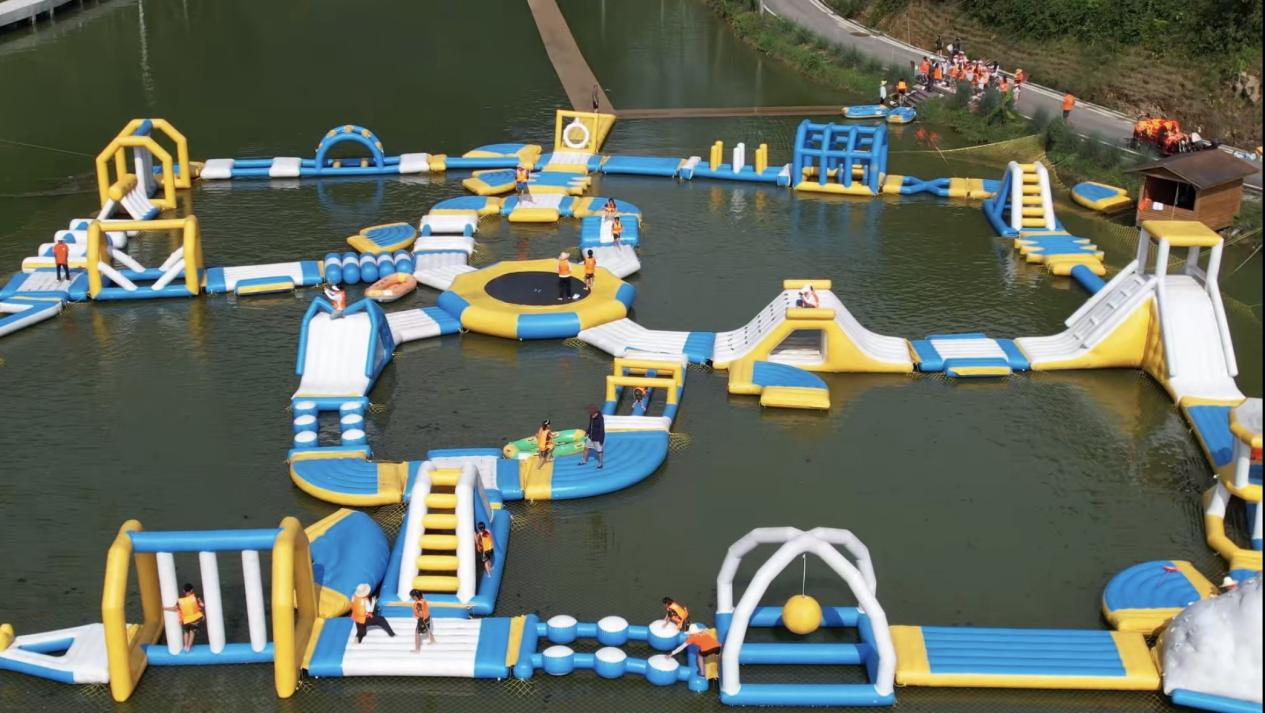 廣西百色:中伏消暑遊樂正當時 遊客穿越原始森林漂流覓清涼_fororder_圖片10