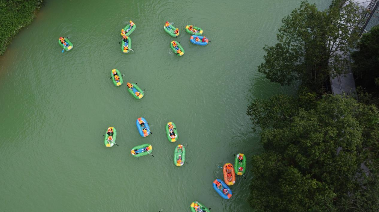 廣西百色:中伏消暑遊樂正當時 遊客穿越原始森林漂流覓清涼